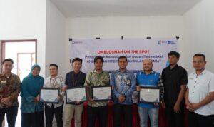 Beri Edukasi Dan Layanan Aduan Di Desa Lariang, Ombudsman Sulbar Libatkan PLN & Pertamina Beri Edukasi Dan Layanan Aduan Di Desa Lariang, Ombudsman Sulbar Libatkan PLN & Pertamina