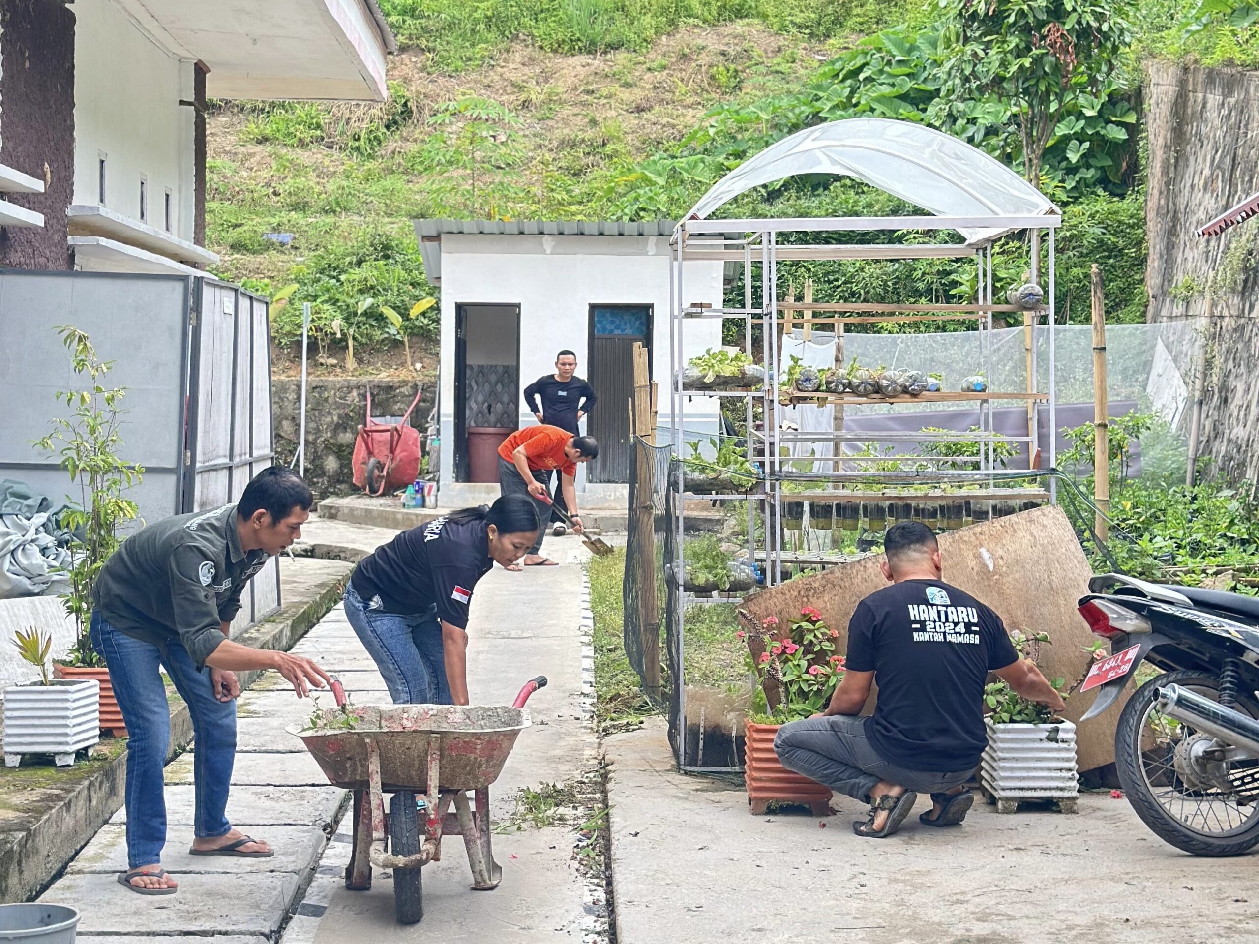 Komitmen Hijau Kantah Mamasa: “Jumat Bersih” Wujudkan Pelayanan Prima dari Lingkungan yang Asri
