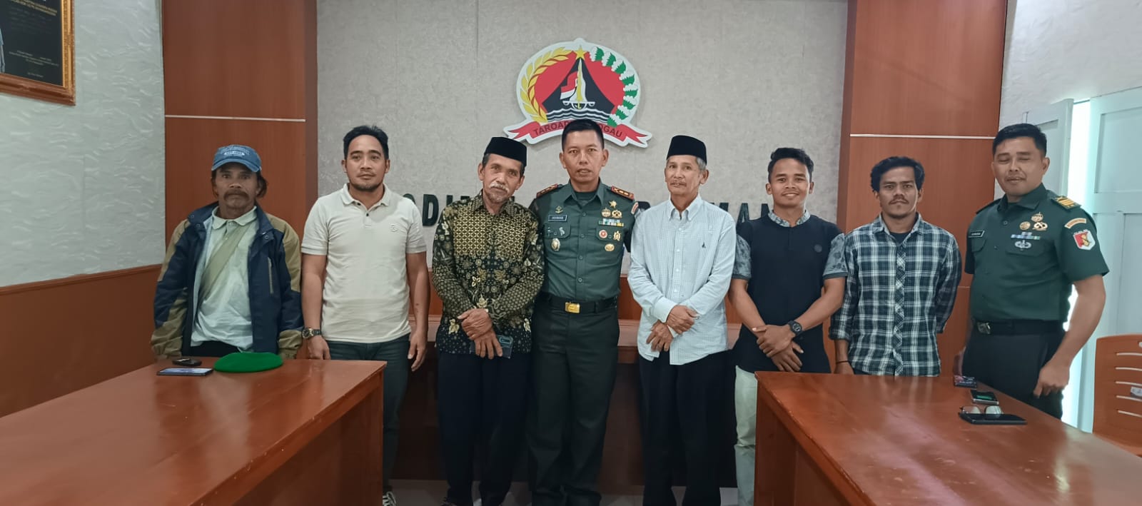 Bertemu Dandim 1402 Polman, Warga Desa Lenggo Adukan Jalan Rusak hingga Pasien Ditandu