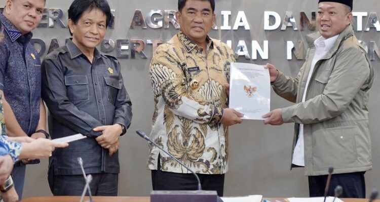 Cetak Biru Masa Depan: Menteri Nusron Serahkan RTRW Sulut, Ingatkan Pentingnya Harmonisasi Tata Ruang Hingga ke Tingkat Kabupaten/Kota Cetak Biru Masa Depan: Menteri Nusron Serahkan RTRW Sulut, Ingatkan Pentingnya Harmonisasi Tata Ruang Hingga ke Tingkat Kabupaten/Kota