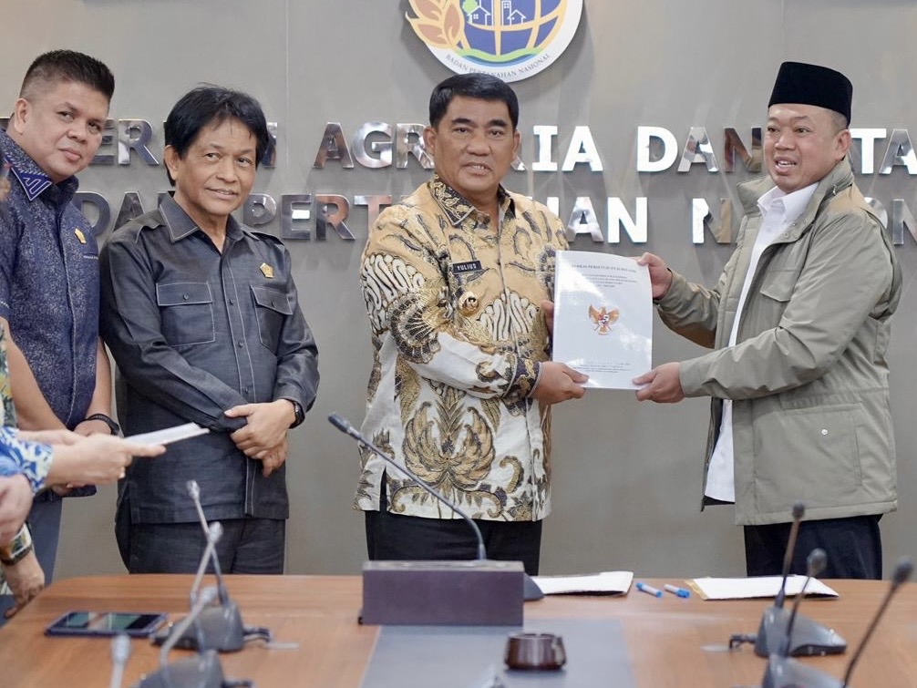 Cetak Biru Masa Depan: Menteri Nusron Serahkan RTRW Sulut, Ingatkan Pentingnya Harmonisasi Tata Ruang Hingga ke Tingkat Kabupaten/Kota