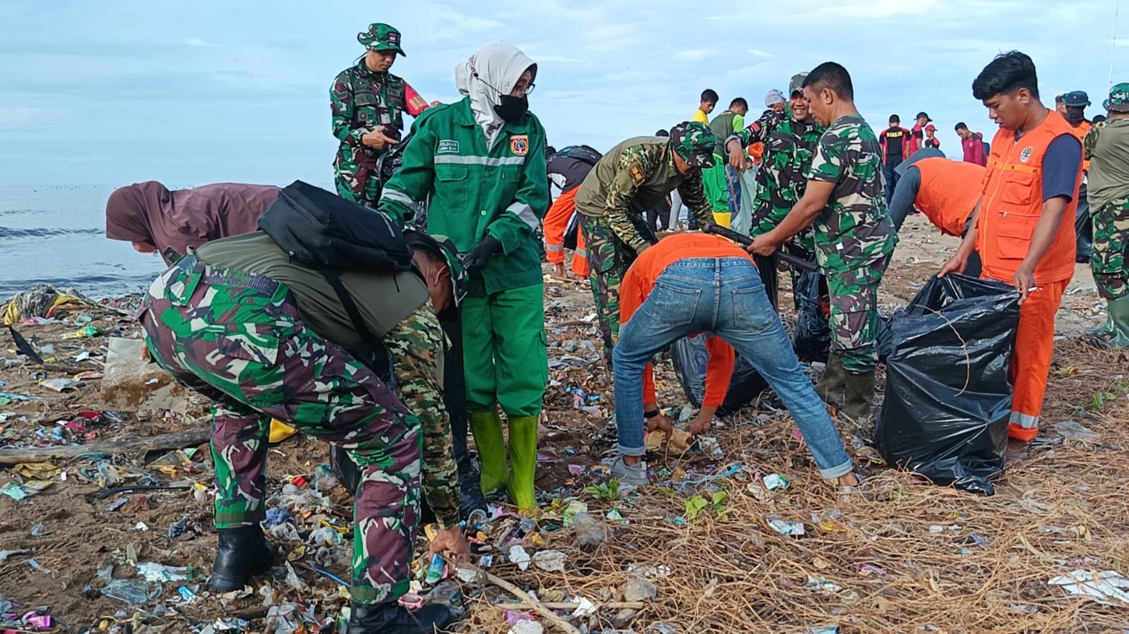 TNI-Polri hingga Pemda Bersih-bersih Pantai Bahari Polewali, Tindak Lanjut Arahan Presiden