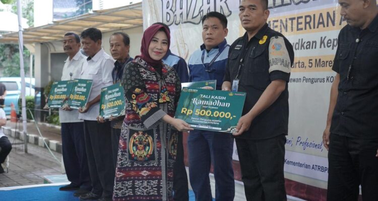 Kisah Haru di Balik Seragam: ATR/BPN Bagikan Santunan untuk Satpam dan Pramubakti di Bazar Ramadan 1447 H