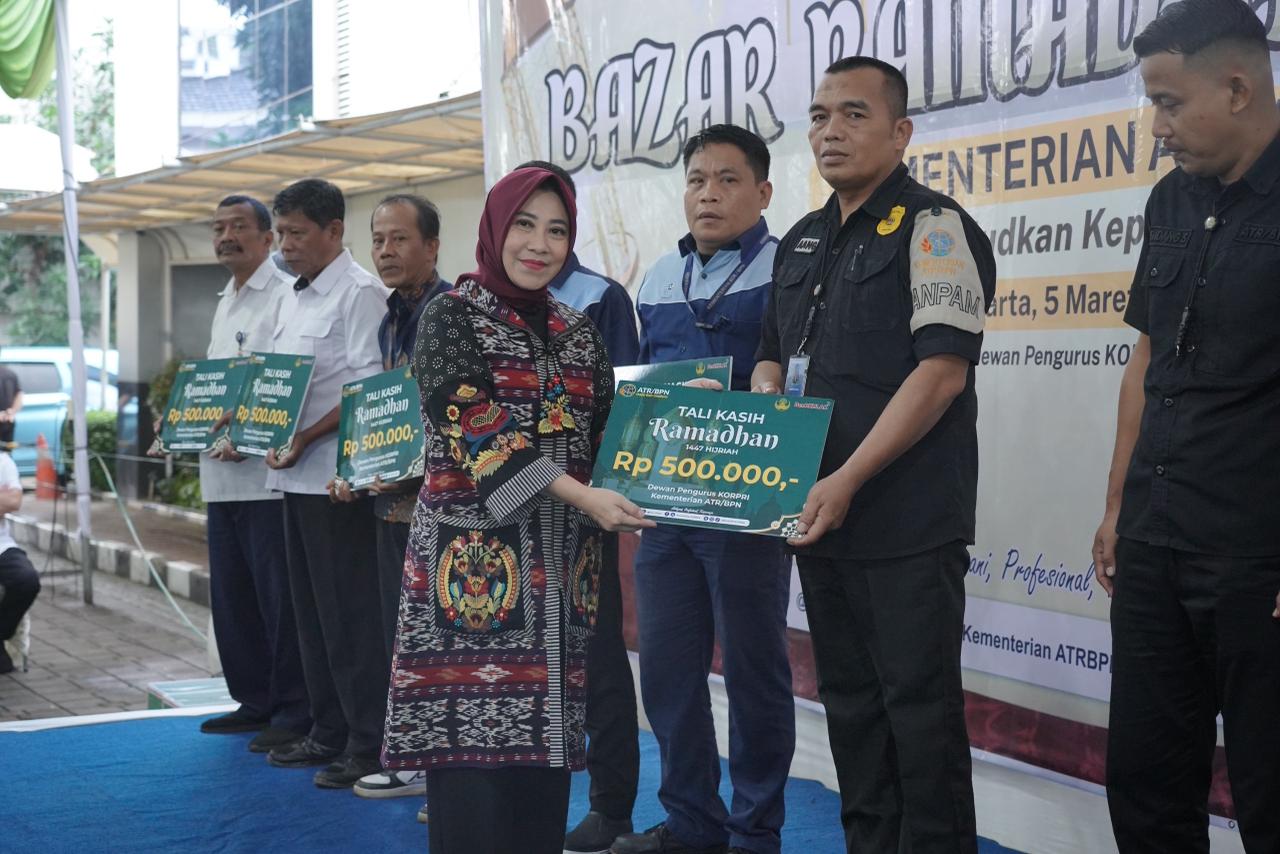 Kisah Haru di Balik Seragam: ATR/BPN Bagikan Santunan untuk Satpam dan Pramubakti di Bazar Ramadan 1447 H