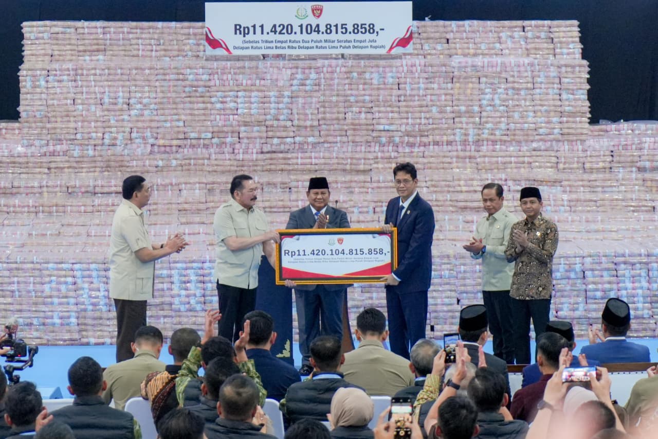 Wamen Ossy Saksikan Setoran Denda Rp11,4 Triliun dari Satgas PKH: Ini Wujud Selamatkan Uang Negara!