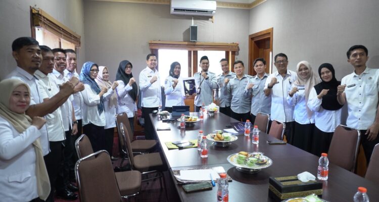 Ombudsman Sulbar Serahkan Opini Penyelenggaraan Pelayanan Publik Tahun 2025 ke Pemda Majene