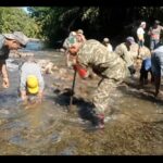Babinsa Wonomulyo Bersama Warga Bangun Jalan Limpas Penghubung Dua Desa