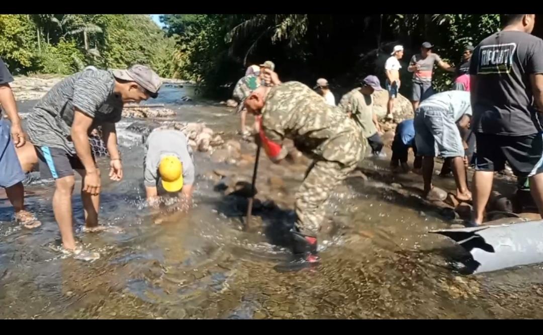 Babinsa Wonomulyo Bersama Warga Bangun Jalan Limpas Penghubung Dua Desa