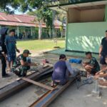 TNI dan Warga Patampanua Bersatu Percepat Perakitan Tiang Pylon Jembatan Perintis Garuda