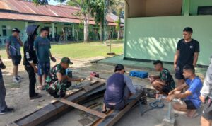 TNI dan Warga Patampanua Bersatu Percepat Perakitan Tiang Pylon Jembatan Perintis Garuda