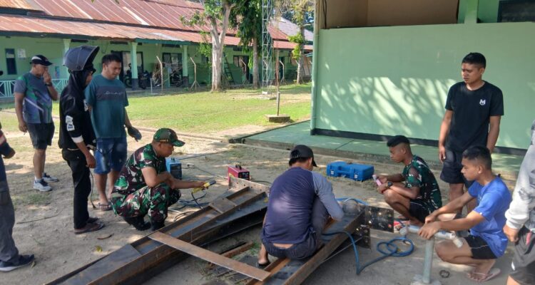TNI dan Warga Patampanua Bersatu Percepat Perakitan Tiang Pylon Jembatan Perintis Garuda