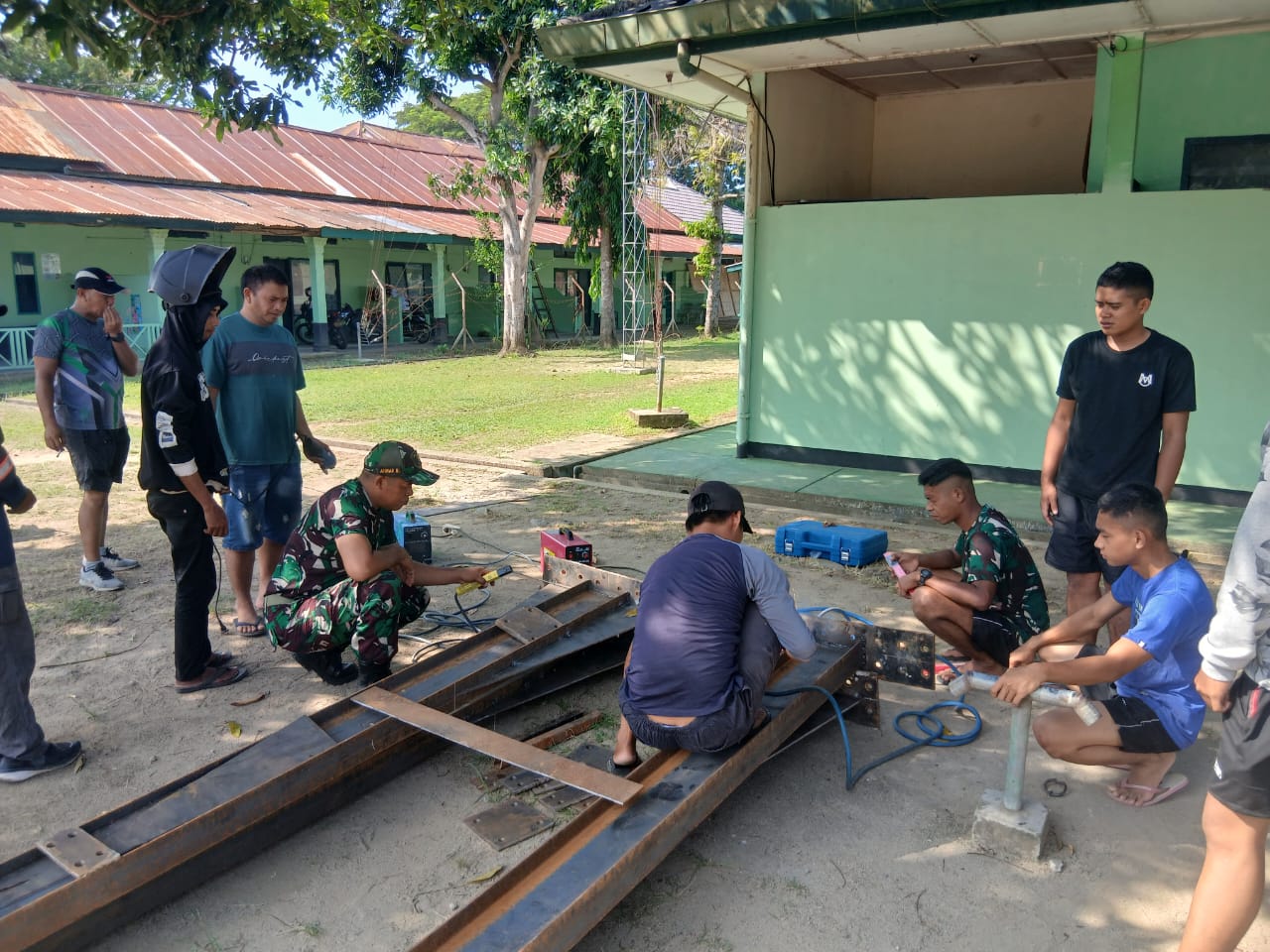 TNI dan Warga Patampanua Bersatu Percepat Perakitan Tiang Pylon Jembatan Perintis Garuda