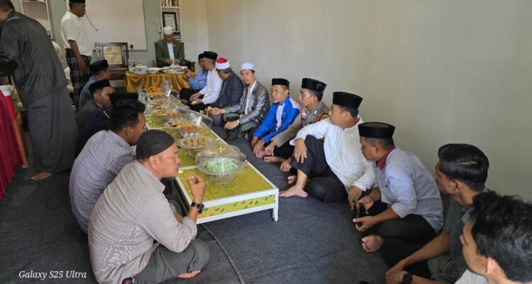 Ribuan Umat Padati Haul Ke-4 KH Nawawi Yahya, Bhabinkamtibmas Jaga Khidmat di Tengah Jamaah