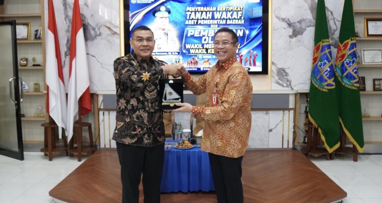 Wakil Menteri ATR/BPN Tekankan Pelayanan “Jemput Bola” di Sulawesi Barat Wakil Menteri ATR/BPN Tekankan Pelayanan “Jemput Bola” di Sulawesi Barat