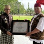 Inspirasi! di Hardiknas, Ketua Sako Pandu Maarif NU Sulbar Serahkan Penghargaan Tertinggi ke Bupati Polewali Mandar