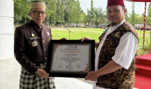 Inspirasi! di Hardiknas, Ketua Sako Pandu Maarif NU Sulbar Serahkan Penghargaan Tertinggi ke Bupati Polewali Mandar