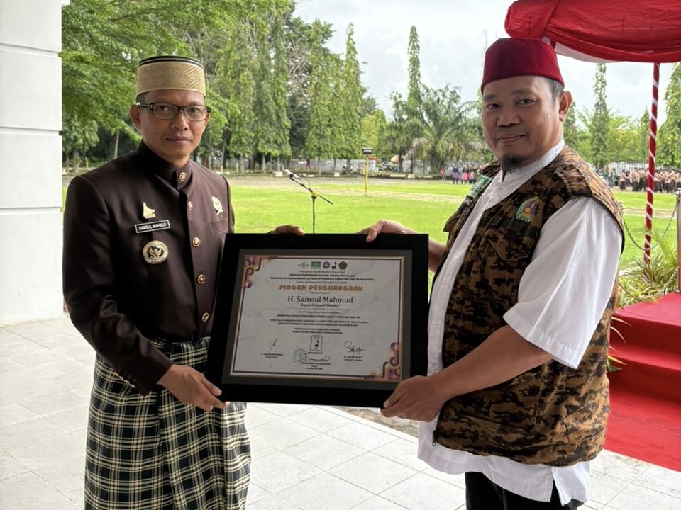 Inspirasi! di Hardiknas, Ketua Sako Pandu Maarif NU Sulbar Serahkan Penghargaan Tertinggi ke Bupati Polewali Mandar