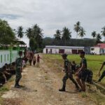 TNI dan Warga Gotong Royong Bersihkan Lingkungan di Desa Beroangin, Polman