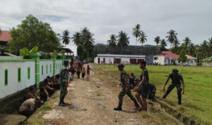 TNI dan Warga Gotong Royong Bersihkan Lingkungan di Desa Beroangin, Polman