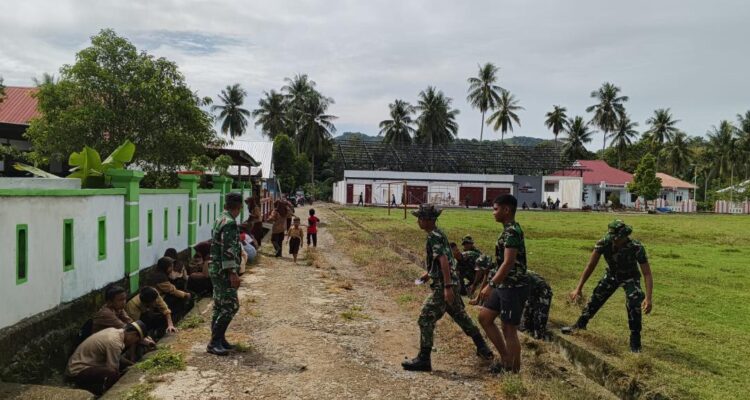 TNI dan Warga Gotong Royong Bersihkan Lingkungan di Desa Beroangin, Polman
