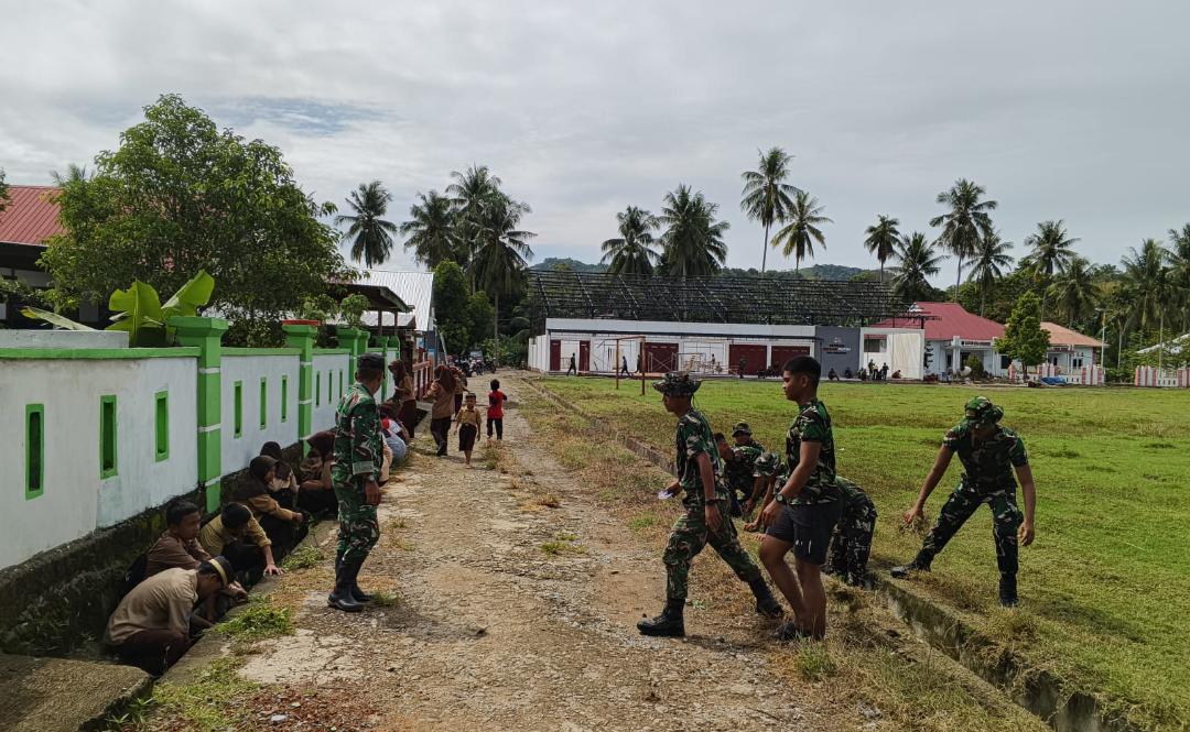 TNI dan Warga Gotong Royong Bersihkan Lingkungan di Desa Beroangin, Polman