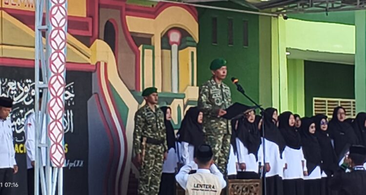 Jadi Inspektur Upacara di MAN 1 Polman, Dandim Polman Tanamkan Disiplin dan Cinta Tanah Air