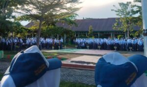 Upacara Bendera di SMA Negeri 1 Polewali Mandar Berlangsung Tertib dan Khidmat