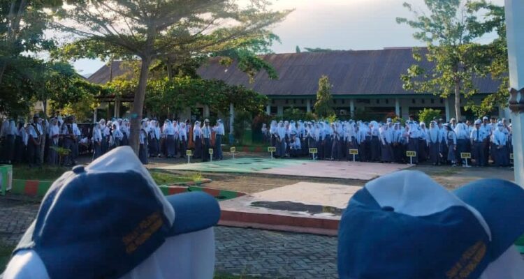 Upacara Bendera di SMA Negeri 1 Polewali Mandar Berlangsung Tertib dan Khidmat