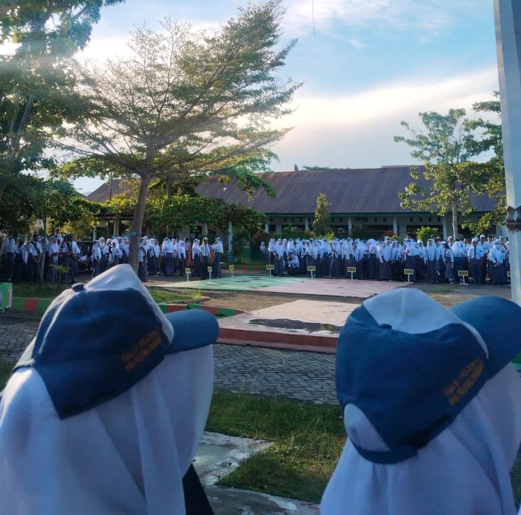 Upacara Bendera di SMA Negeri 1 Polewali Mandar Berlangsung Tertib dan Khidmat