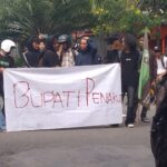 Massa Aksi Segel Kantor DPRD, Bupati dan Wakil Bupati tak Temui Massa Aksi