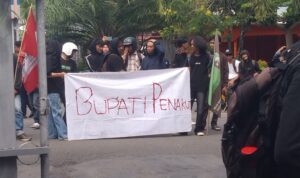 “Massa Aksi Segel Kantor DPRD , Bupati dan Wakil Bupati tak Temui Massa Aksi”