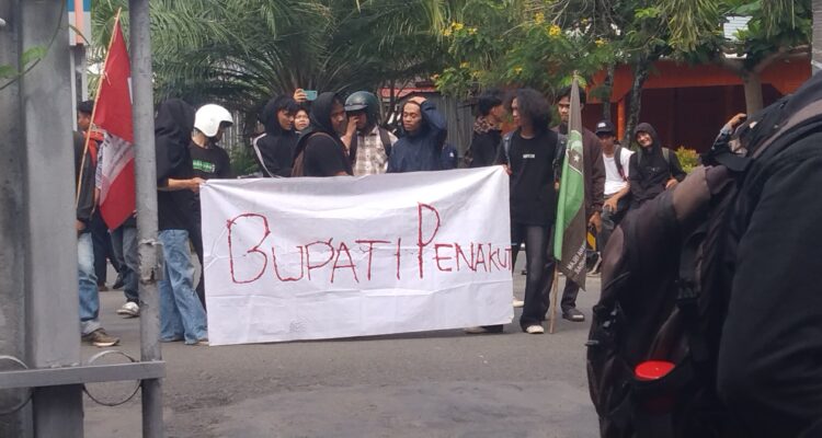 Massa Aksi Segel Kantor DPRD, Bupati dan Wakil Bupati tak Temui Massa Aksi