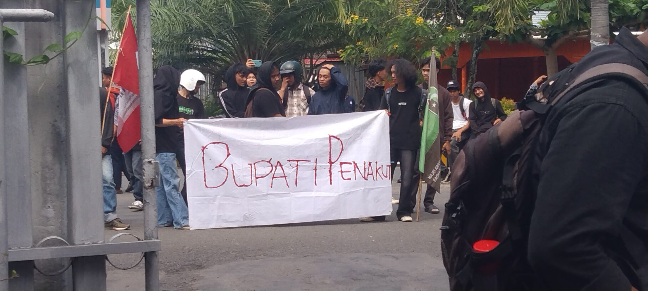Massa Aksi Segel Kantor DPRD, Bupati dan Wakil Bupati tak Temui Massa Aksi