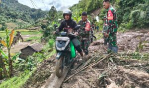 Pasca Longsor Matngnga, TNI Bersama BPBD dan Polri Terus Buka Akses Bagi Warga Pasca Longsor Matngnga, TNI Bersama BPBD dan Polri Terus Buka Akses Bagi Warga