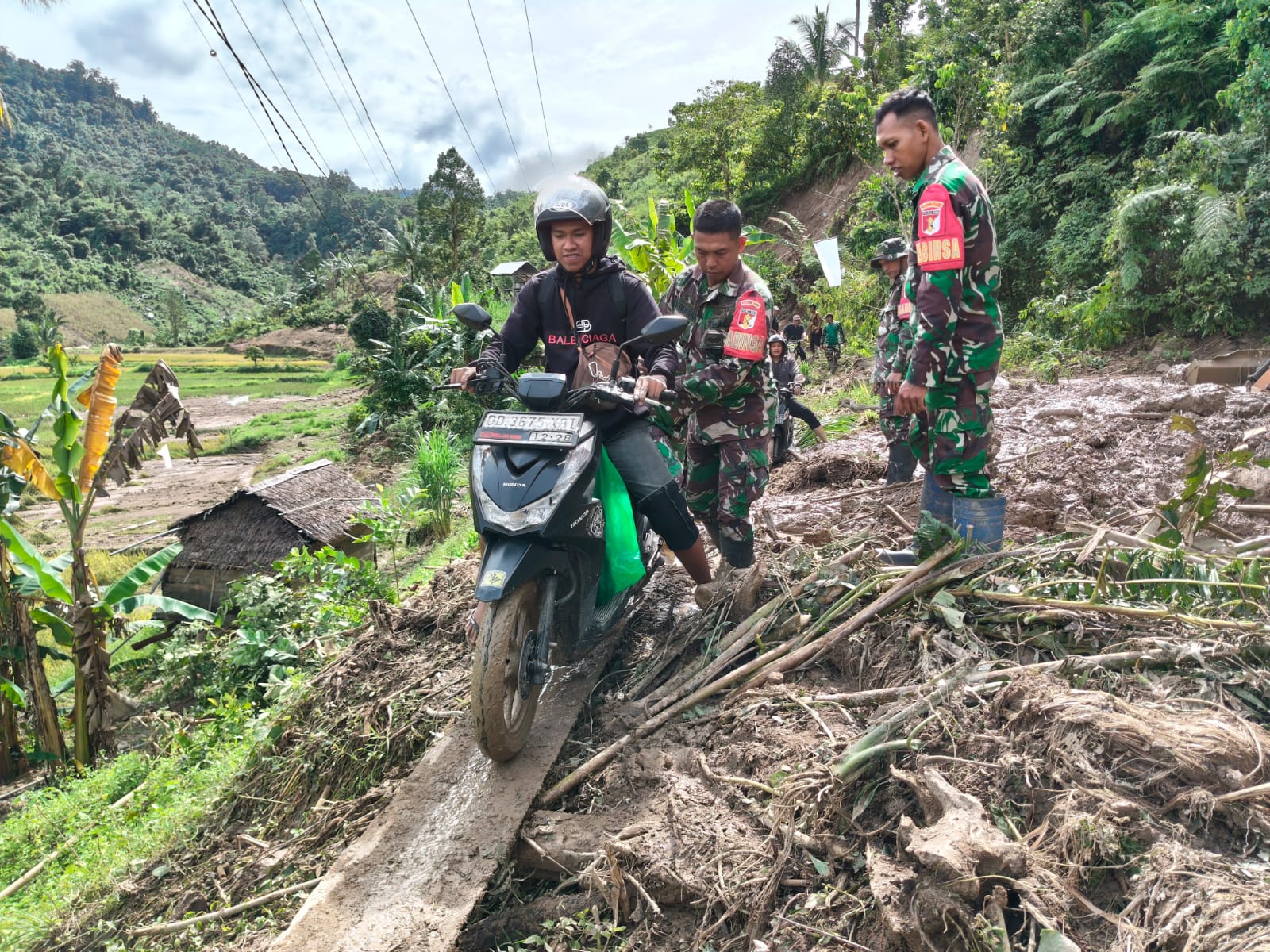 Pasca Longsor Matngnga, TNI Bersama BPBD dan Polri Terus Buka Akses Bagi Warga
