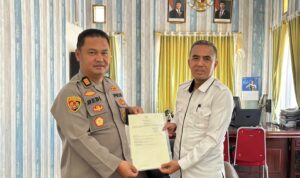 Jalin Silaturahmi dan Perkuat Sinergi, Kantah Mamasa Serahkan Sertipikat Tanah kepada Polres Mamasa