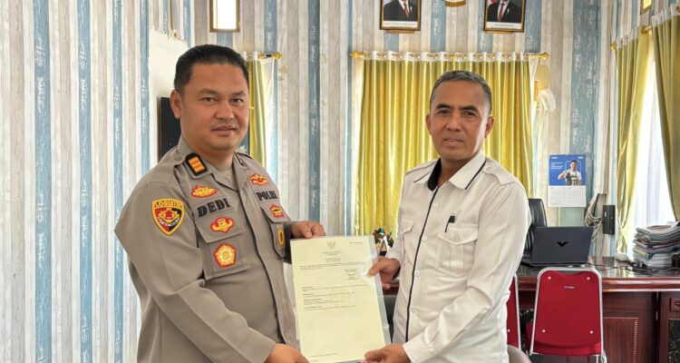Jalin Silaturahmi dan Perkuat Sinergi, Kantah Mamasa Serahkan Sertipikat Tanah kepada Polres Mamasa