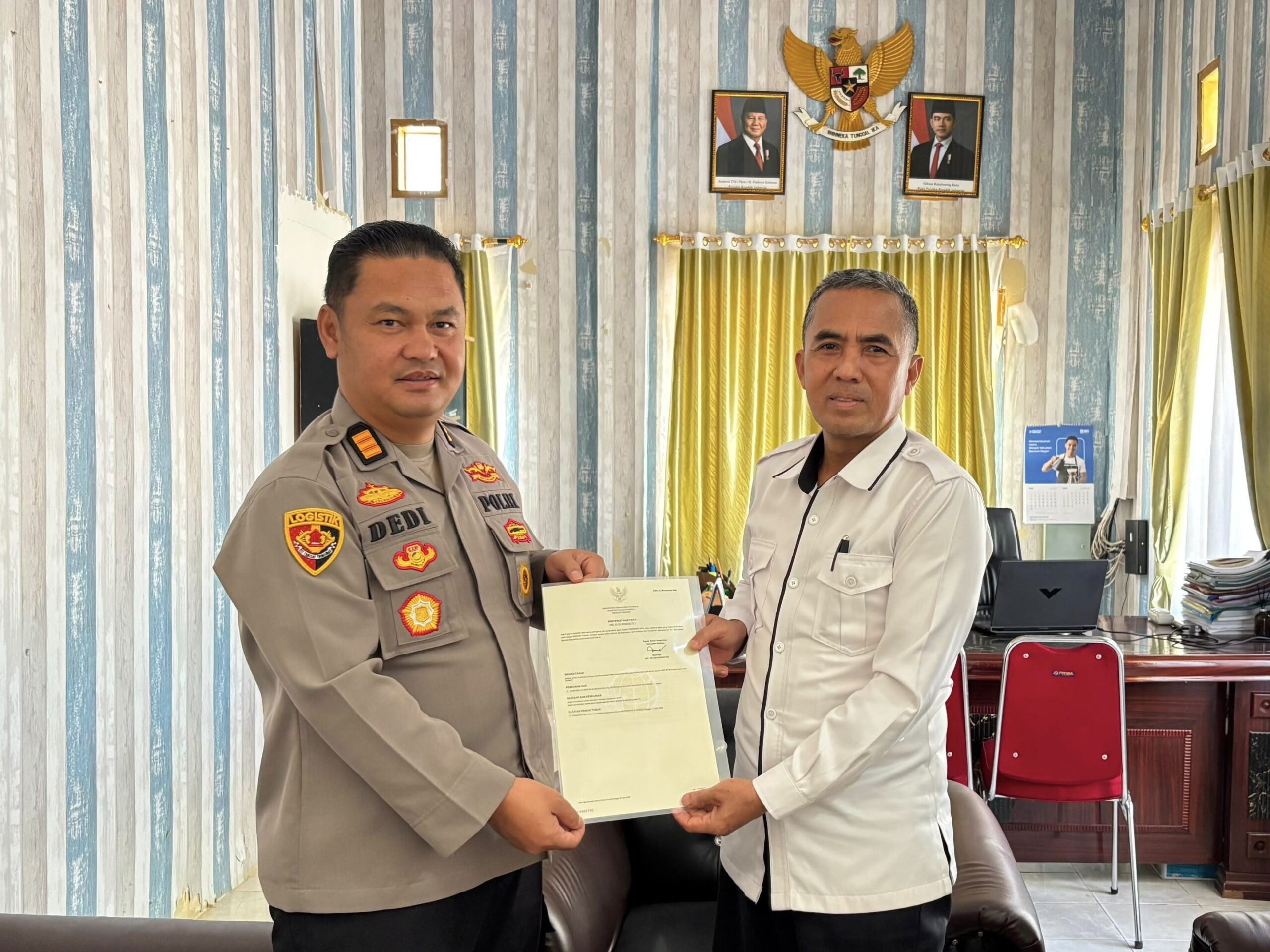 Jalin Silaturahmi dan Perkuat Sinergi, Kantah Mamasa Serahkan Sertipikat Tanah kepada Polres Mamasa