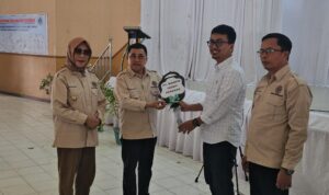 PT Mampie Indah Perkasa Serahkan Dua Unit Kendaraan Roda Tiga untuk Kelestarian Lingkungan