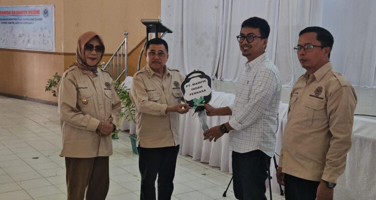 PT Mampie Indah Perkasa Serahkan Dua Unit Kendaraan Roda Tiga untuk Kelestarian Lingkungan