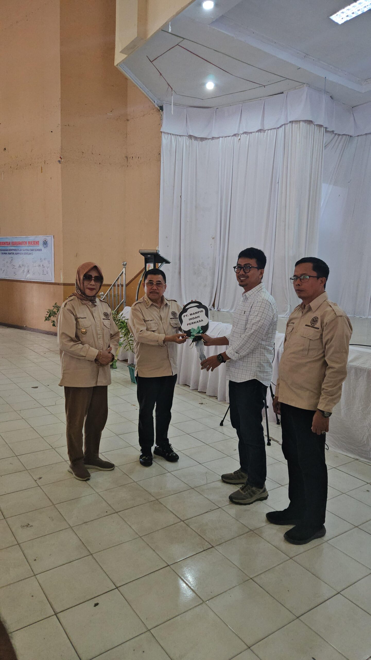 PT Mampie Indah Perkasa Serahkan Dua Unit Kendaraan Roda Tiga untuk Kelestarian Lingkungan