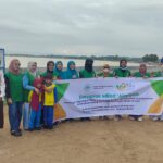 Baksos Ibu-Ibu Aisyiah Bersihkan Sampah di Sepanjang Pantai Ujung, Lurah Takatidung : Aisyiah Harus Jadi Pelopor Baksos Ibu-Ibu Aisyiah Bersihkan Sampah di Sepanjang Pantai Ujung, Lurah Takatidung : Aisyiah Harus Jadi Pelopor
