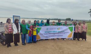 Baksos Ibu-Ibu Aisyiah Bersihkan Sampah di Sepanjang Pantai Ujung, Lurah Takatidung : Aisyiah Harus Jadi Pelopor