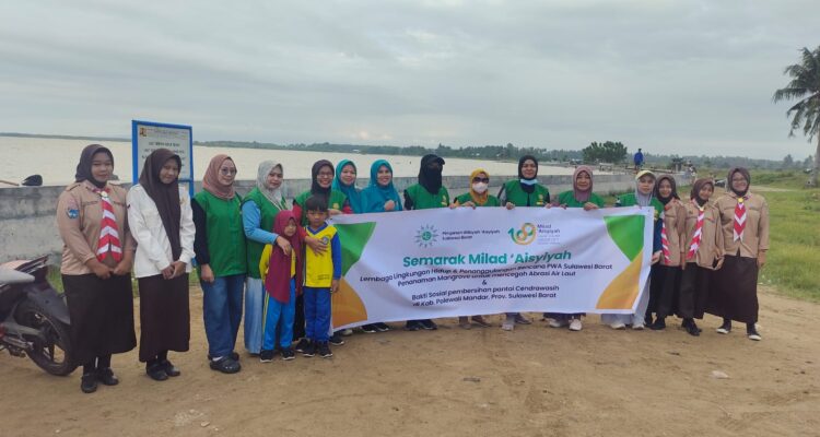 Baksos Ibu-Ibu Aisyiah Bersihkan Sampah di Sepanjang Pantai Ujung, Lurah Takatidung : Aisyiah Harus Jadi Pelopor