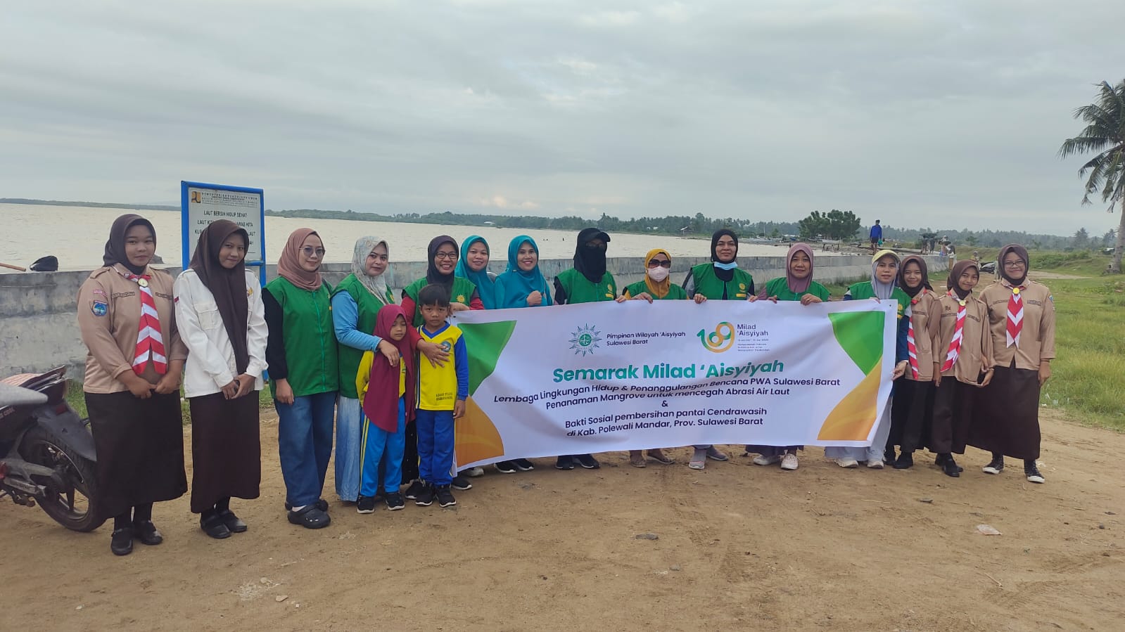 Baksos Ibu-Ibu Aisyiah Bersihkan Sampah di Sepanjang Pantai Ujung, Lurah Takatidung : Aisyiah Harus Jadi Pelopor