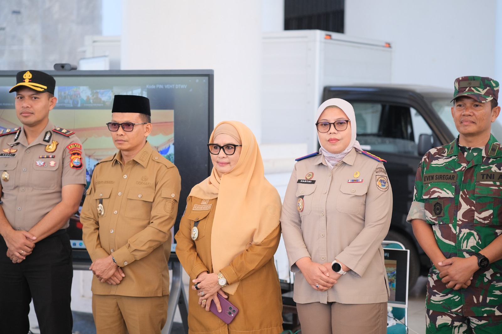 Kantor Pertanahan Kabupaten Polewali Mandar menyerahkan 27 Sertipikat Hak Pakai atas aset Pemerintah Kabupaten Polewali Mandar