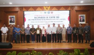 Serahkan Sertipikat Aset BMD dan BUMD Pemprov Kalsel, Wamen Ossy: Perkuat Kepastian Hukum Aset Daerah