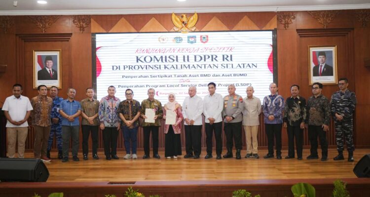 Serahkan Sertipikat Aset BMD dan BUMD Pemprov Kalsel, Wamen Ossy: Perkuat Kepastian Hukum Aset Daerah