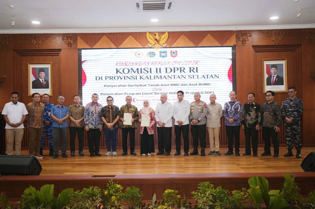 Serahkan Sertipikat Aset BMD dan BUMD Pemprov Kalsel, Wamen Ossy: Perkuat Kepastian Hukum Aset Daerah