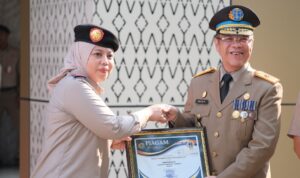 “Penghargaan diserahkan langsung oleh Kepala Kantor Wilayah BPN Provinsi Sulawesi Barat, Fredy Marfin, kepada Kepala Kantor Pertanahan Kabupaten Polewali Mandar, Kartini T.” “Penghargaan diserahkan langsung oleh Kepala Kantor Wilayah BPN Provinsi Sulawesi Barat, Fredy Marfin, kepada Kepala Kantor Pertanahan Kabupaten Polewali Mandar, Kartini T.”